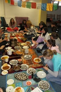 Zážitkovou formou vzdělávání si studenti připravili japonskou, arabskou a  indickou kuchyni za pomoci šéfkuchaře Klubu cestovatelů Brno Milana Václavíka. 